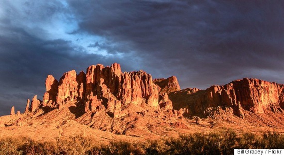 Mỏ vàng Lost Dutchman trong núi Superstitious, bang Arizona, Mỹ là một trong số những  vùng đất quỷ bí ẩn nhất thế giới. Bởi lẽ, nơi đây gắn liền với Jacob Waltz - người Đức di cư sang Mỹ năm 1845 đã khám phá ra mỏ vàng Lost Dutchman. Trước khi chết, ông đã cố gắng để lại manh mối cho những người tìm vàng khác về mỏ vàng trên. Tuy nhiên, nhiều đoàn tìm kiếm vàng đã một đi không trở về khi tìm kiếm mỏ vàng Lost Dutchman.